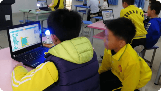 新会尚雅学校引入广州英荔教育的AI创造学堂课程与设备